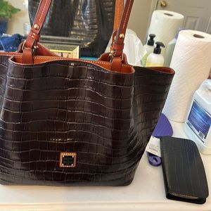 Dooney & Bourke Oakdale Flynn Shoulder Bag - Black